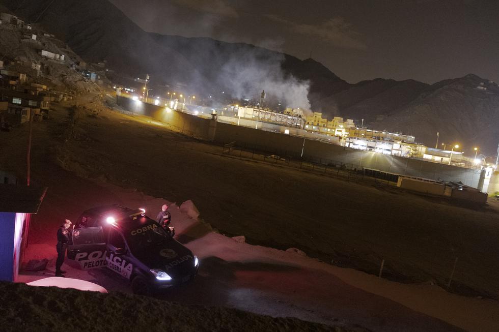 Las columnas de humo se podían distinguir a varios metros de distancia del penal. (Foto: Renzo Salazar)