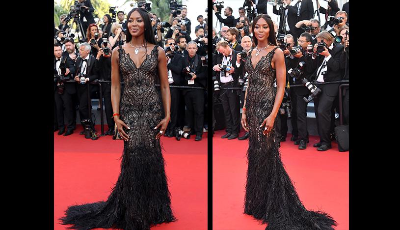 Naomi Campbell. La modelo llevó un vestido negro de escote con plumas en la parte inferior. Forma parte de la colección primera/verano de Atellier Versace. (Foto: AFP).