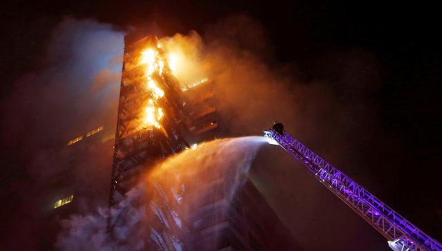 El edificio corporativo de la empresa ENEL quedó en llamas durante una de las protestas iniciales en Chile. (Foto: Archivo/Reuters).