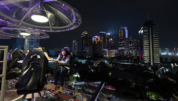 El restaurante "Cena en el aire", en Yakarta, ofrece la experiencia de cenar suspendidos a una altura de 50 metros. (FOTO: ADEK BERRY / AFP)