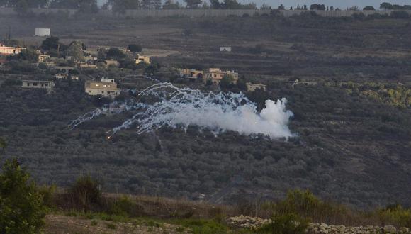 El humo se eleva después de que Hezbollah atacara un puesto del ejército israelí en las cercanías de Alma al-Shaab, en la frontera entre Líbano e Israel, Líbano, el 15 de octubre de 2023. EFE/EPA/WAEL HAMZEH