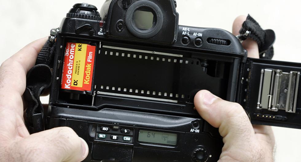 No hay nada más fascinante que cargar un rollo de película en una cámara analógica. Foto: AP