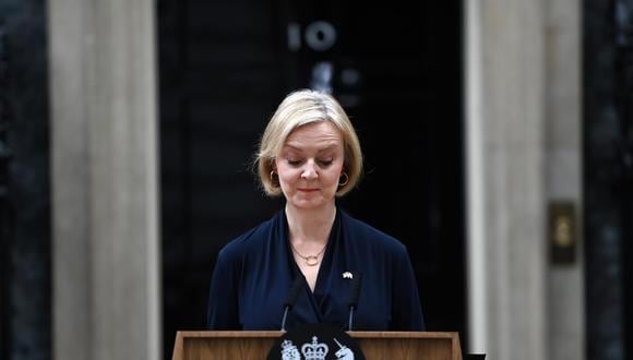 La primera ministra británica, Liz Truss, pronuncia una declaración de renuncia frente al número 10 de Downing Street en Londres, Gran Bretaña, el 20 de octubre de 2022. (Foto: EFE/EPA/ANDY RAIN)