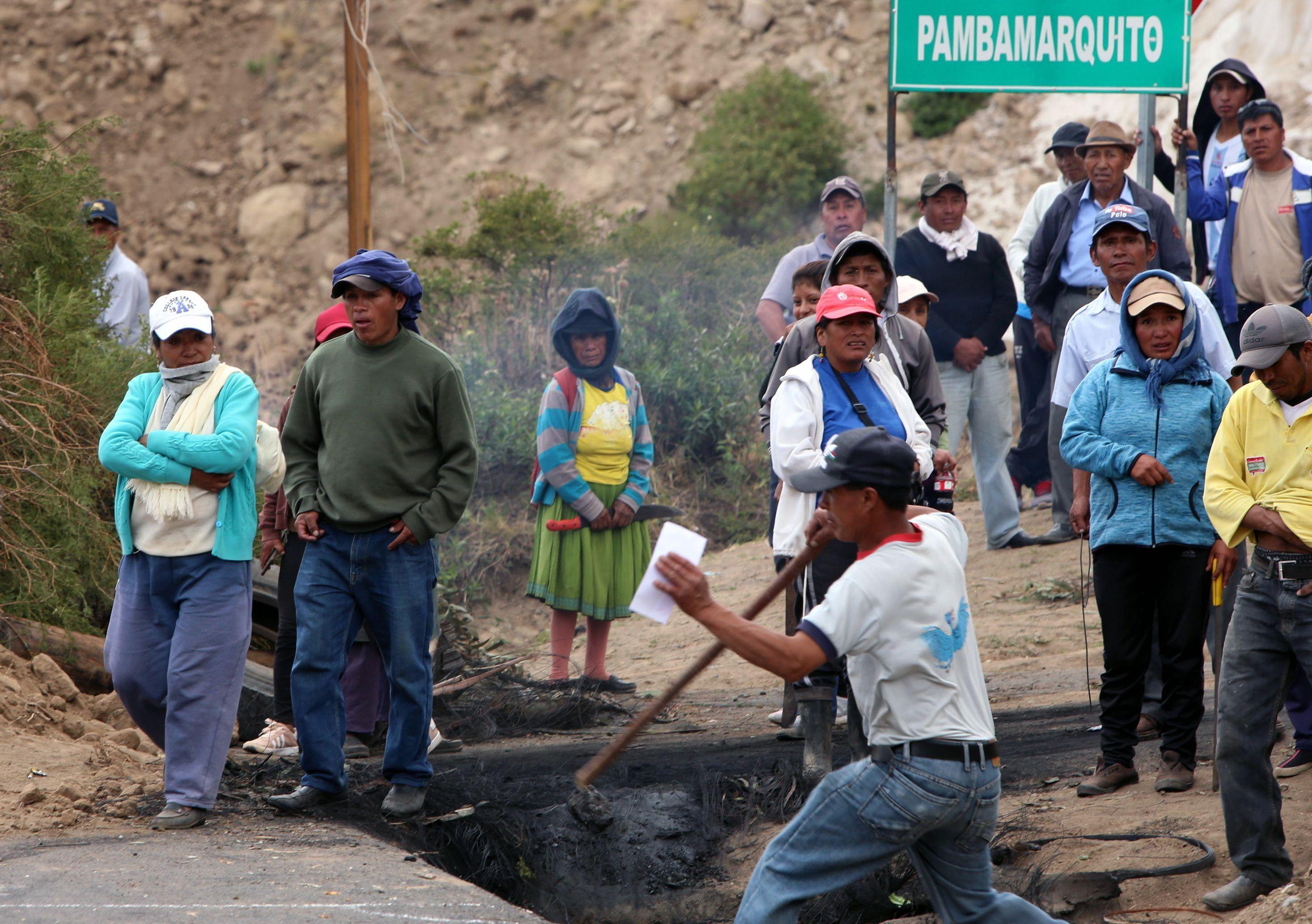 Indígenas y campesinos bloquean un camino mientras protestan contra las políticas económicas del gobierno del presidente Lenín Moreno. (AFP / Cristina VEGA).