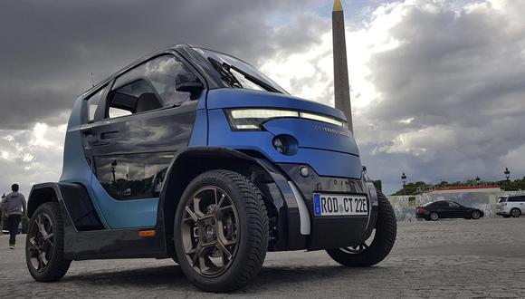 El auto plegable aprovecha el espacio al máximo. Reduce su tamaño por los lados y sus puertas se levanta de forma vertical. (Foto: @CtTransformer / Facebook)