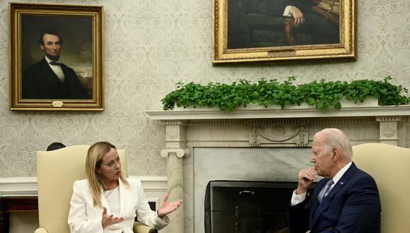 El presidente de los Estados Unidos, Joe Biden (derecha) y la primera ministra italiana, Giorgia Meloni. (Foto de Brendan SMIALOWSKI / AFP)