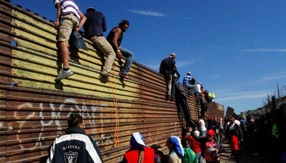 El fin de semana, un grupo de personas que viajaba con la caravana de migrantes centroamericanos intentó ingresar de forma ilegal a EE.UU. pero fue detenido por las autoridades. (Referencial Reuters)