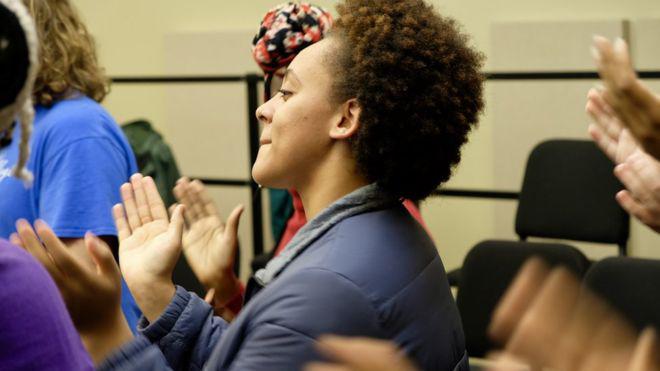 Sophie, en un ensayo del Grupo Musical Negro de Berea. (Foto: Holly Honderich / BBC Mundo)