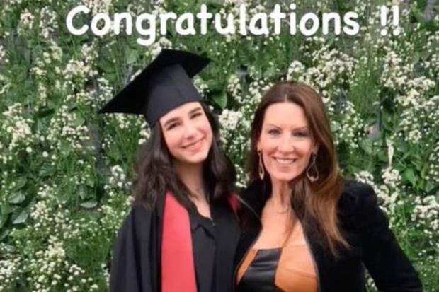 Valentina Boscardin and her mother Marcia, in an image that the driver uploaded on November 22, when the young model graduated from her high school. (Instagram / marciaboscardin).