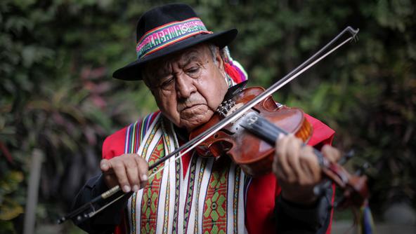 Andrés 'Chimango' Lares (66) es uno de los más importantes violinistas y difusores de la danza de tijeras en el Perú. (Alessandro Currarino)
