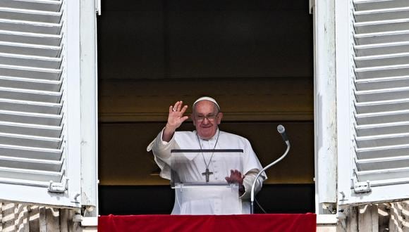 El papa Francisco saluda desde la ventana del Palacio Apostólico durante la oración semanal del Ángelus en El Vaticano el 17 de septiembre de 2023. (Foto de Andreas SOLARO / AFP)