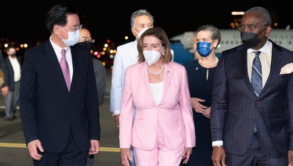 Esta foto muestra a la presidenta de la Cámara de Representantes de EE. UU., Nancy Pelosi, recibiendo la bienvenida a su llegada al aeropuerto de Sungshan en Taipei. (Foto del Ministerio de Relaciones Exteriores de Taiwán  / AFP)