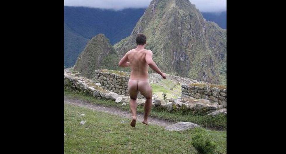 (Foto: Facebook Naked at Monuments)