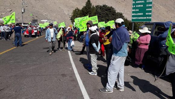 Luego de cuatro horas de bloqueo, los manifestantes contra el proyecto minero Tía María despejaron la vía Panamericana Sur. (Foto: Zenaida Condori)