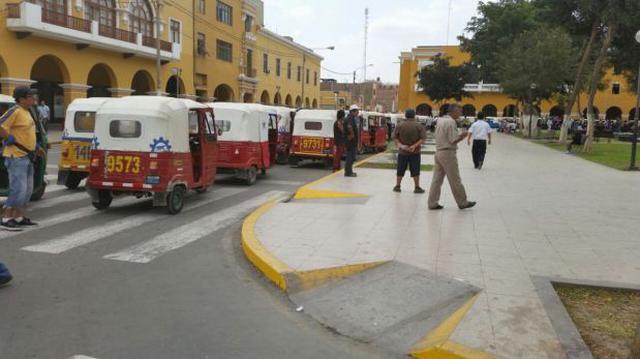 Plaza de armas de Ica fue invadida por mototaxistas - 2
