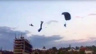 YouTube: Paracaidista cae y fallece tras golpear a otro en el aire [VIDEO]
