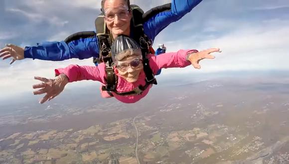 El instructor de paracaidismo que acompañó a Eila aseguró que nunca había saltado con alguien tan mayor. (Captura de video)