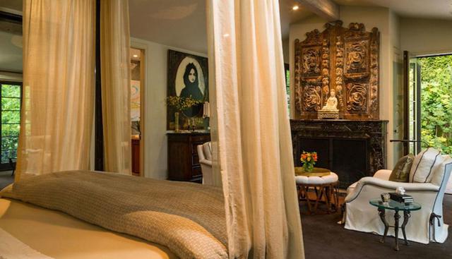 Jennifer López. La casa que la actriz y cantante compró en Bel Air brilla por su estilo. La cama con dosel, los adornos de madera y los muebles clásicos son los protagonistas. (Foto: Hilton & Hyland)