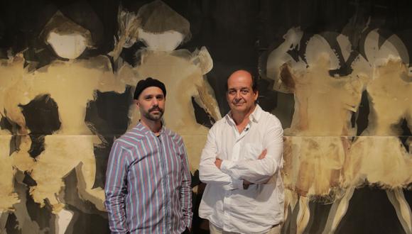 El curador Alejandro León Cannock y el fotógrafo Roberto Huarcaya posan delante de uno de las monumentales piezas de la muestra “Ver por contacto”, en el Icpna. (Anthony Niño de Guzmán)