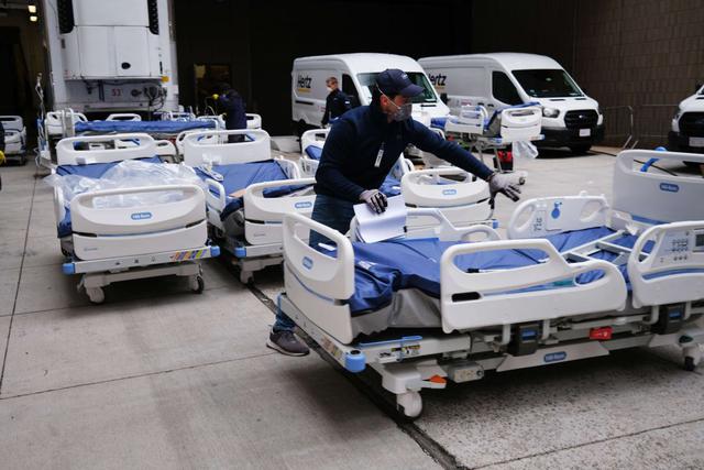 Los trabajadores preparan docenas de camas médicas adicionales mientras son entregados al Hospital Mount Sinai en medio de la pandemia de coronavirus. (AFP/SPENCER PLATT).