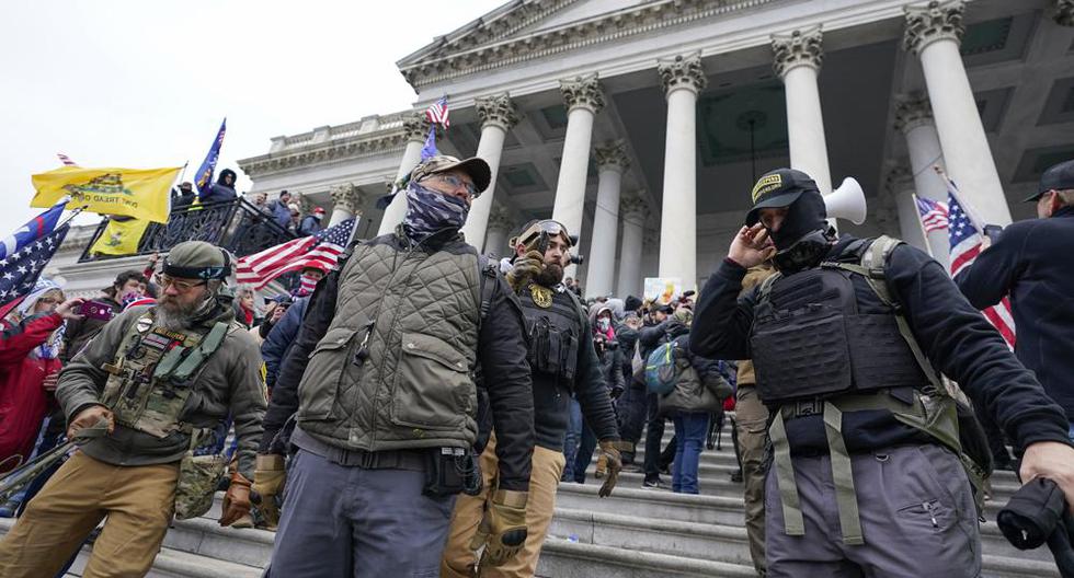 Miembros de la milicia Oath Keepers durante el asalto al Capitolio del 6 de enero del 2021. (AP).