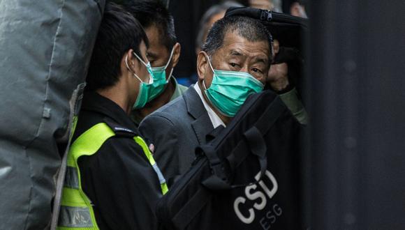 El magnate de los medios Jimmy Lai es escoltado a una camioneta de los Servicios Correccionales de Hong Kong frente al Tribunal de Apelación Final en Hong Kong el 1 de febrero de 2021, luego de que se le ordenara permanecer en la cárcel mientras los jueces consideran su nueva solicitud de libertad bajo fianza, el primer gran desafío legal. a una amplia ley de seguridad nacional que Beijing impuso a la ciudad el año pasado. (Foto por AFP)