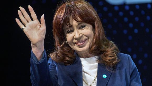 Cristina Kirchner saludando durante una charla titulada "De castas, herencias, colapsos y futuro", en Buenos Aires el 23 de septiembre de 2023. (Foto de Patrick Haar / Servicio de Prensa de Cristina Kirchner / AFP)