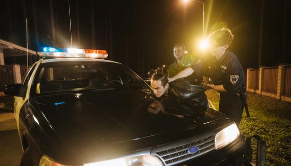 Un hombre siendo detenido por la Policía. | Imagen referencial: cottonbro studio / Pexels