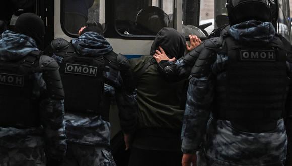 Agentes de policía detienen a un hombre en Moscú el 24 de septiembre de 2022, tras llamadas para protestar contra la movilización parcial anunciada por el presidente ruso. (Foto referencial de AFP)