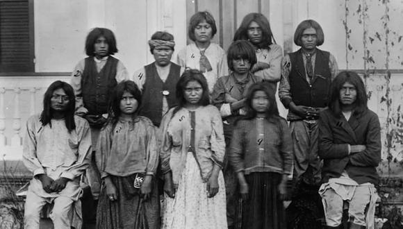 Grupo de apaches chiracahua en su primer día en la escuela indígena de Carlisle, Pensilvania, 1886. (JOHN N. CHOATE/GETTY IMAGES).