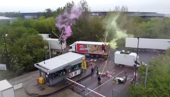 Activistas de Animal Rebellion bloquean los canales de distribución de un McDonald's ubicado en Hemel Hempstead, Hertfordshire, Gran Bretaña. REUTERS