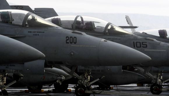 Los aviones de combate F-18 Hornet están estacionados en la cubierta del portaaviones de propulsión nuclear USS Harry S. Truman frente a la ciudad de Split el 14 de febrero de 2022. (Denis LOVROVIC / AFP).