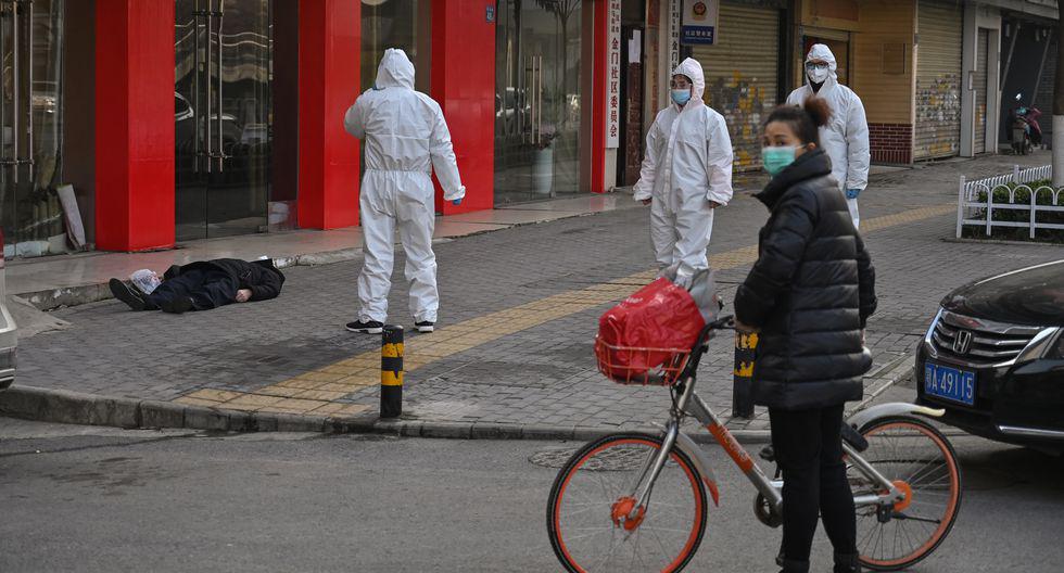 Una persona fallecida yace en una calle de Wuhan, el epicentro del coronavirus. No se sabe si el muerto fue víctima del virus. (AFP).