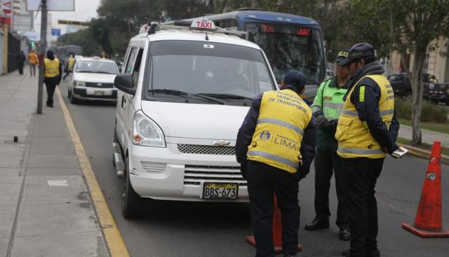 Inspectores llevan a cabo el plan 'Pico y placa' en la avenida Arequipa. (Foto: Marco Ramón/GEC)