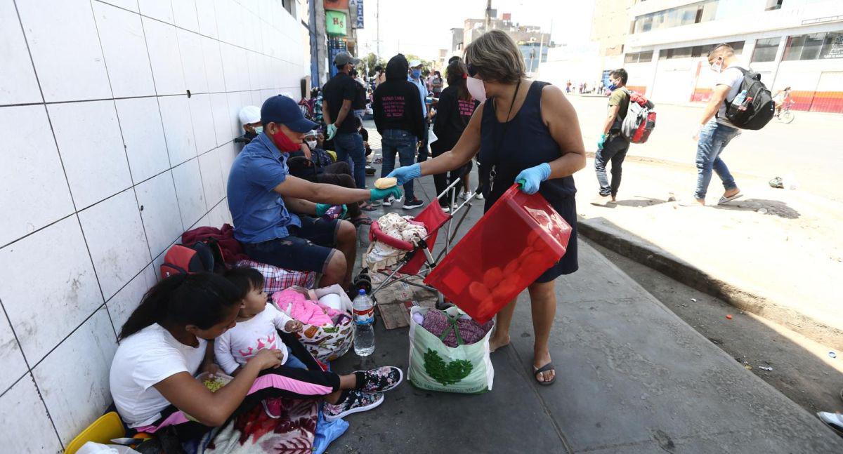 Expreso Acosta cubre la ruta de Lima a Huánuco. La señora Maricarmen Acosta, que trabaja en este empresa de transportes, compartió vasos de avena y  sánguches con las familias que esperaban en las afueras del terminal de esta empresa para volver a su región, así como con las familias que hacían cola en otra empresa. Ella señaló que de esta manera, retribuía el cariño de la gente que por años ha viajado en Expreso Acosta. Pidió que los demás empresarios transportistas también se solidaricen con las familias que ahora necesitan de una ayuda. (Foto: Jesús Saucedo/GEC )