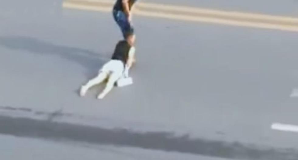 Hombre arrastró del pelo a una mujer por concurrida avenida mientras la víctima gritaba pidiendo ayuda, según quedó registrado en un video publicado en YouTube. (Foto: YouTube)