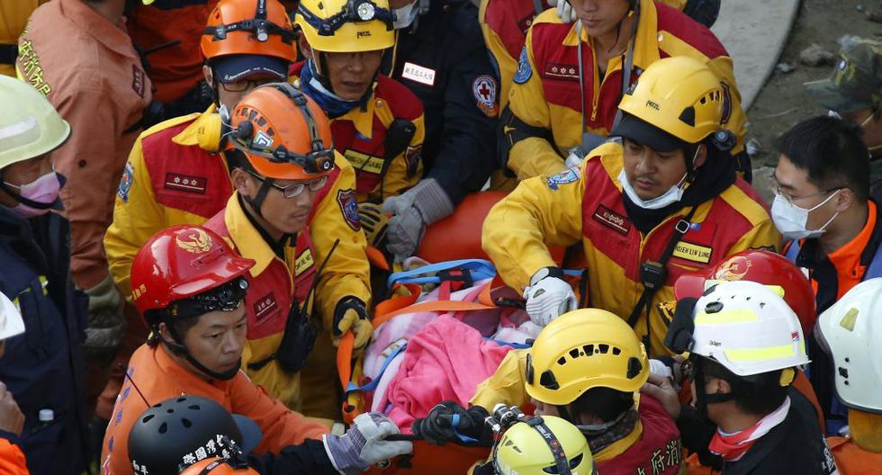 Los equipos de rescate sacan de entre los escombros a una mujer que logró sobrevivir al terremoto que asoló el pasado sábado la ciudad de Tainan. (Foto: EFE)
