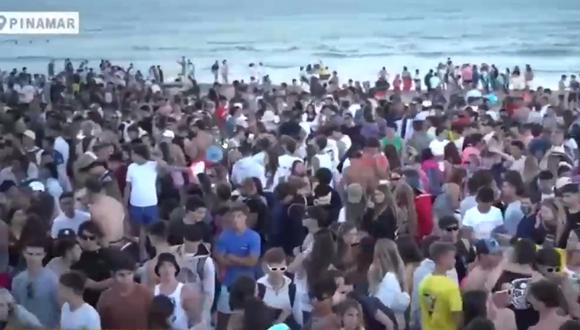 Muchos jóvenes se reúnen de forma masiva para disfrutar en discotecas nocturnas al aire libre, sin mascarillas ni ningún tipo de distancia social. (Foto: captura de video).