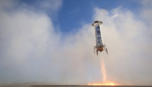 Blue Origin logra por tercera vez aterrizar cohete reutilizable