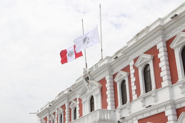 La Municipalidad Provincial de Trujillo izó a media asta el Pabellón Nacional y la bandera de Trujillo. (Jhony Aurazo)