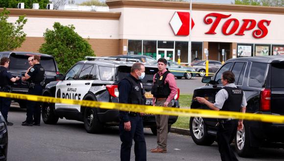 Los oficiales de policía aseguran la escena después de un tiroteo en el supermercado TOPS en Buffalo, Nueva York, EE.UU.