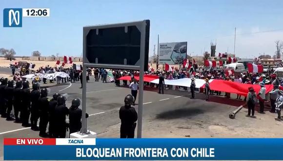 Portando una gran bandera que se extiende a lo largo de la vía que conecta Perú con Chile, los manifestantes lanzan consignas en contra de la presidenta Dina Boluarte, exigiendo su renuncia. Además, piden el cierre del Congreso y el adelanto de Elecciones. (Canal N)