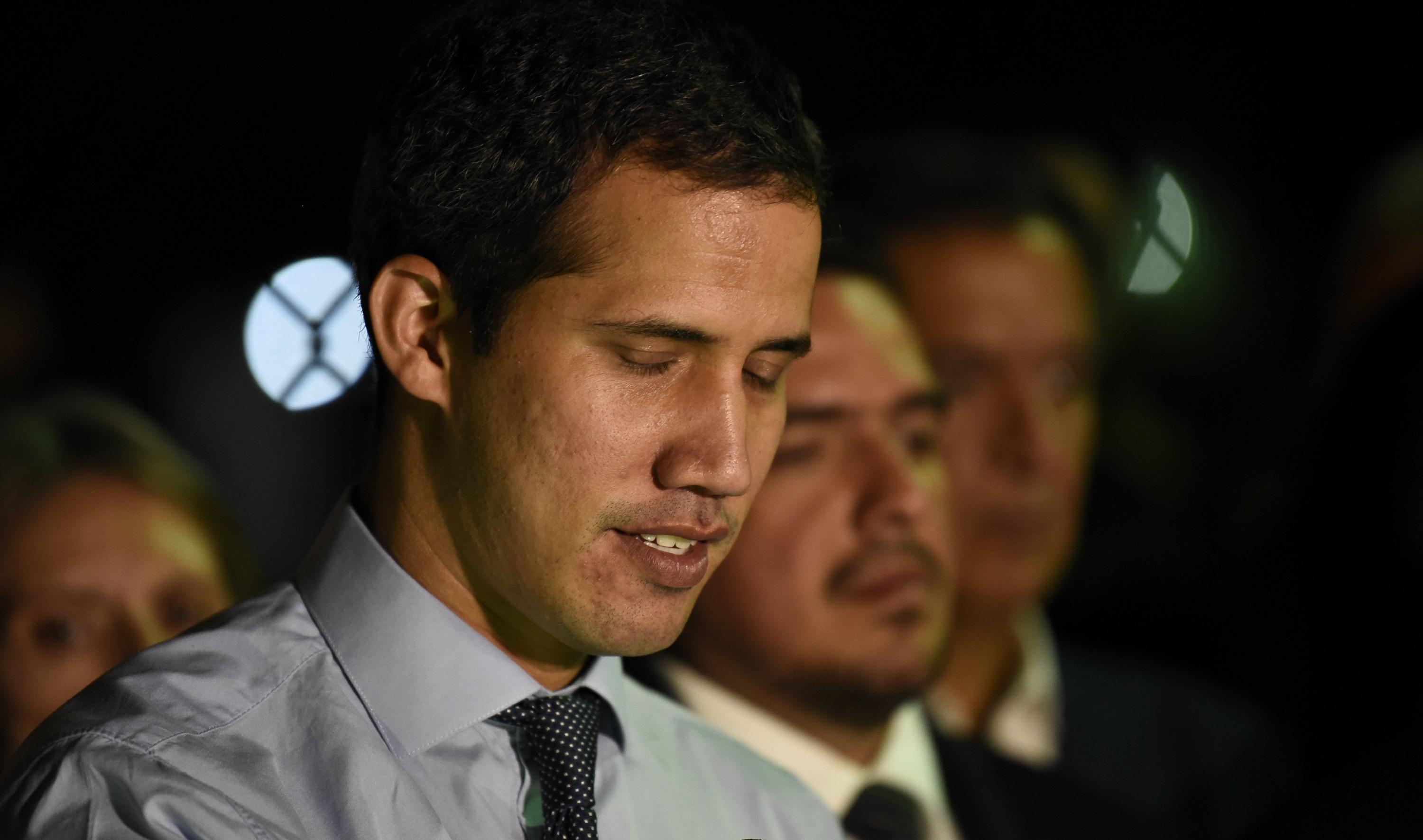 Juan Guaidó dijo el martes que desconoce la decisión de la Asamblea Nacional Constituyente de Venezuela de allanarle la inmunidad parlamentaria. (Bloomberg).