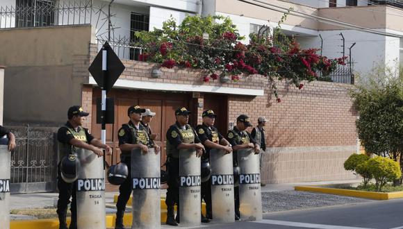 La PNP reforzó la seguridad en los exteriores de la casa de la presidenta Dina Boluarte. (Foto: Violeta Ayasta/ @photo.gec)