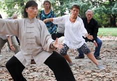 Tai Chi reduce significativamente caídas en adultos mayores, señala estudio