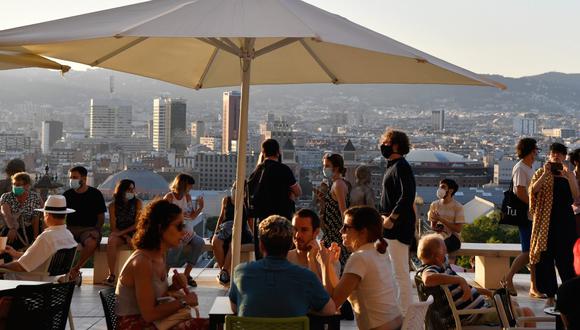 Imagen referencial. La gente se sienta en un bar con terraza cerca del Museo Nacional de Arte de Barcelona (MNAC) en Barcelona (España), el 25 de julio de 2020. (Pau BARRENA / AFP).
