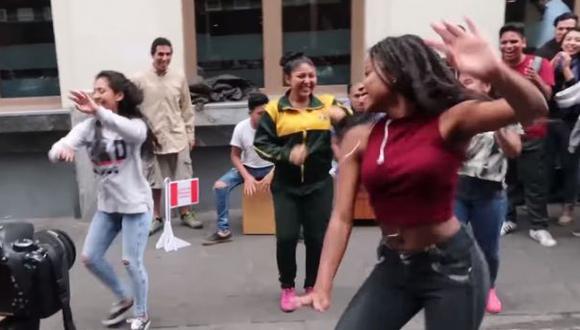 Así es como los peruanos reaccionan al ver un cajón y un reto en plena calle de la capital.  (Foto: YouTube)