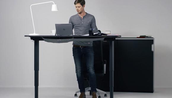Este escritorio se ajusta a tu altura apretando solo un botón