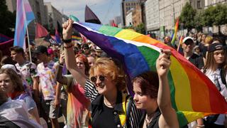 Representantes de LGBT+ de Varsovia y de Kiev desfilan juntos en la capital de Polonia