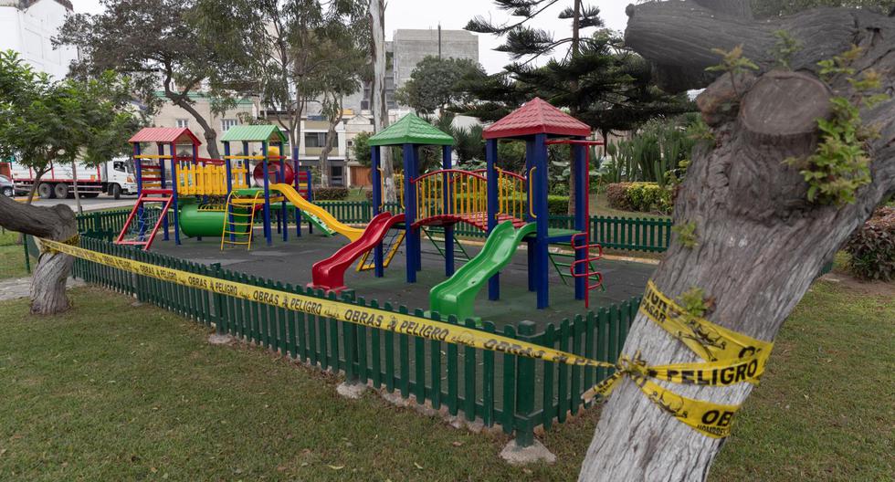 El área de juegos infantiles del parque Santa Cruz lleva cerrado toda la pandemia. Municipio señala que es para evitar contagios. (Renzo Salazar / @photo.gec)